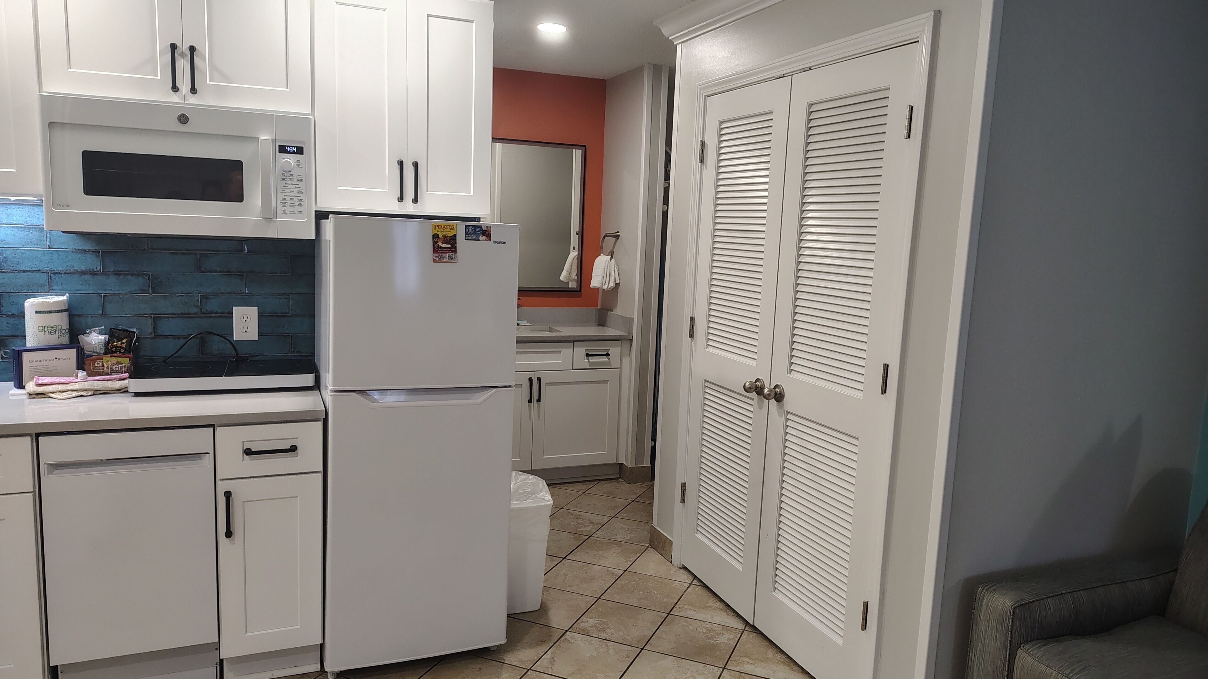 Coffee/tea maker, fridge, microwave, oven