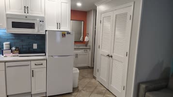 Coffee/tea maker, fridge, microwave, oven
