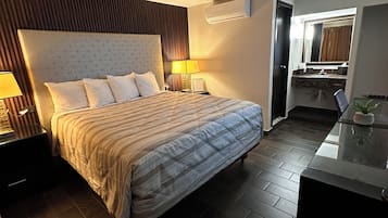Room | Desk, laptop workspace, iron/ironing board, free WiFi
