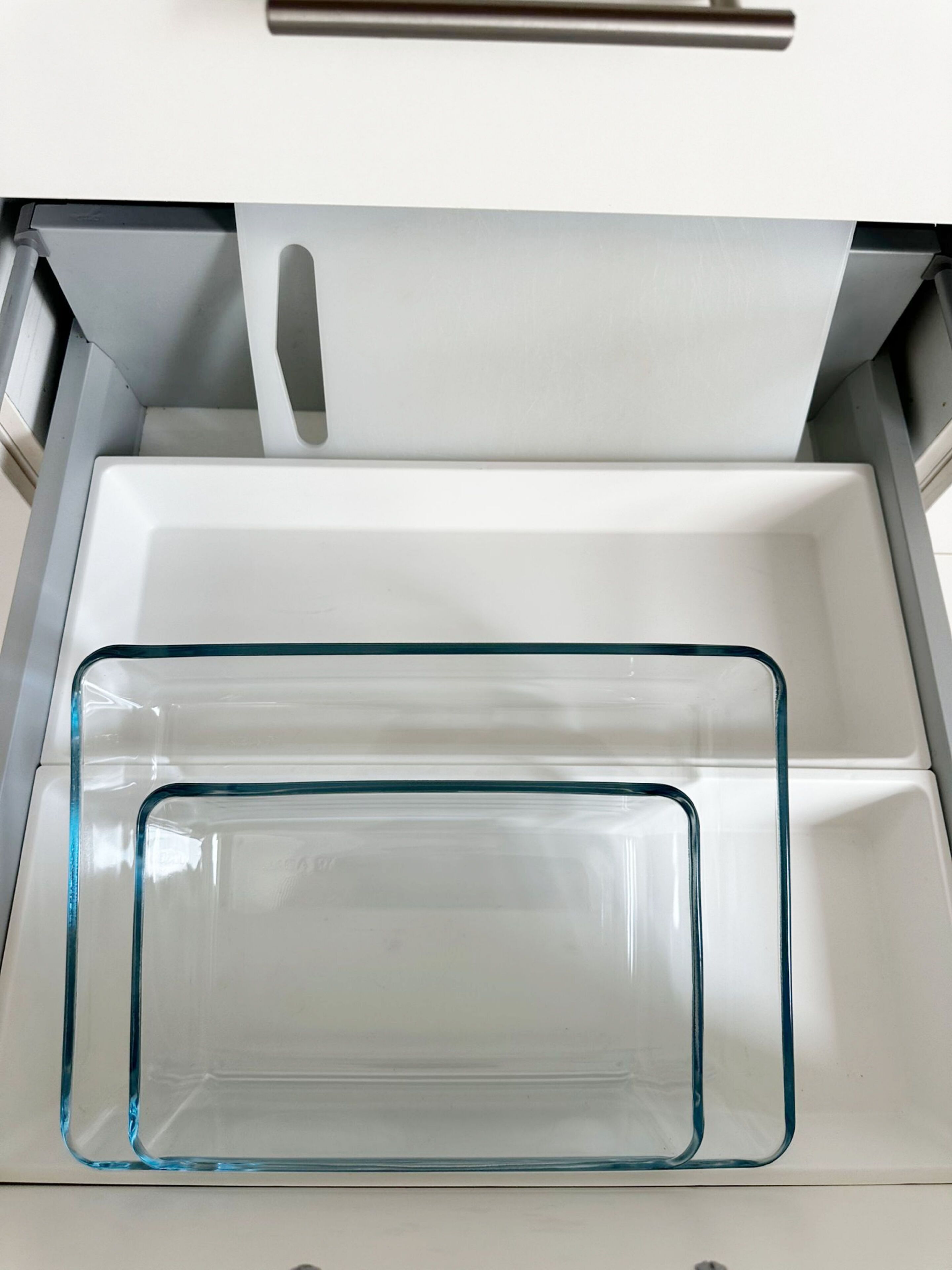 Un cajón con un recipiente de vidrio transparente en su interior.