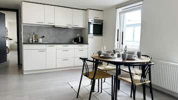 Apartamento básico | Cocina privada | Frigorífico, microondas, horno y placa de cocina