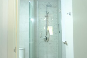 Dusche, Haartrockner, Handtücher, Seife