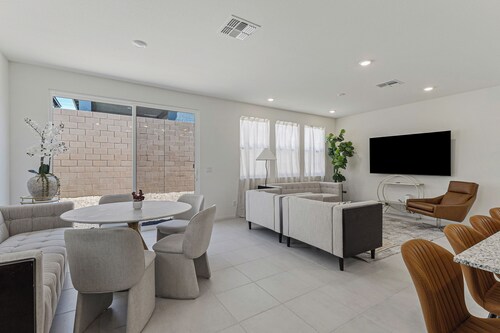 Spacious modern cozy 5-bedroom single house near parks in south west Las Vegas