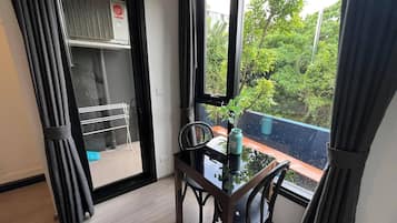 Comfort Studio, Kitchenette, Garden View | Dining