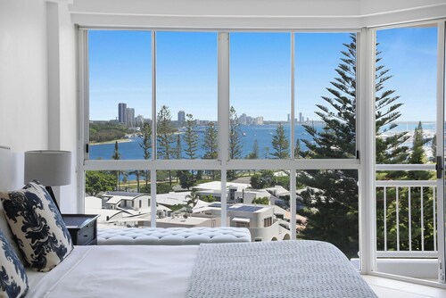 VIEWS: 3 bedrooms, shops & beach. Luxe Resort.
