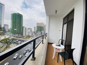 Apartamento Deluxe, balcón, vistas a la ciudad | Restaurante al aire libre