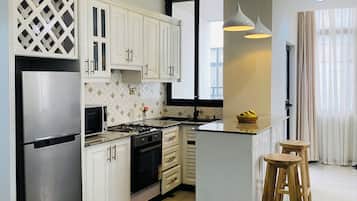 Apartamento Deluxe, balcón, vistas a la ciudad | Cocina privada | Frigorífico grande
