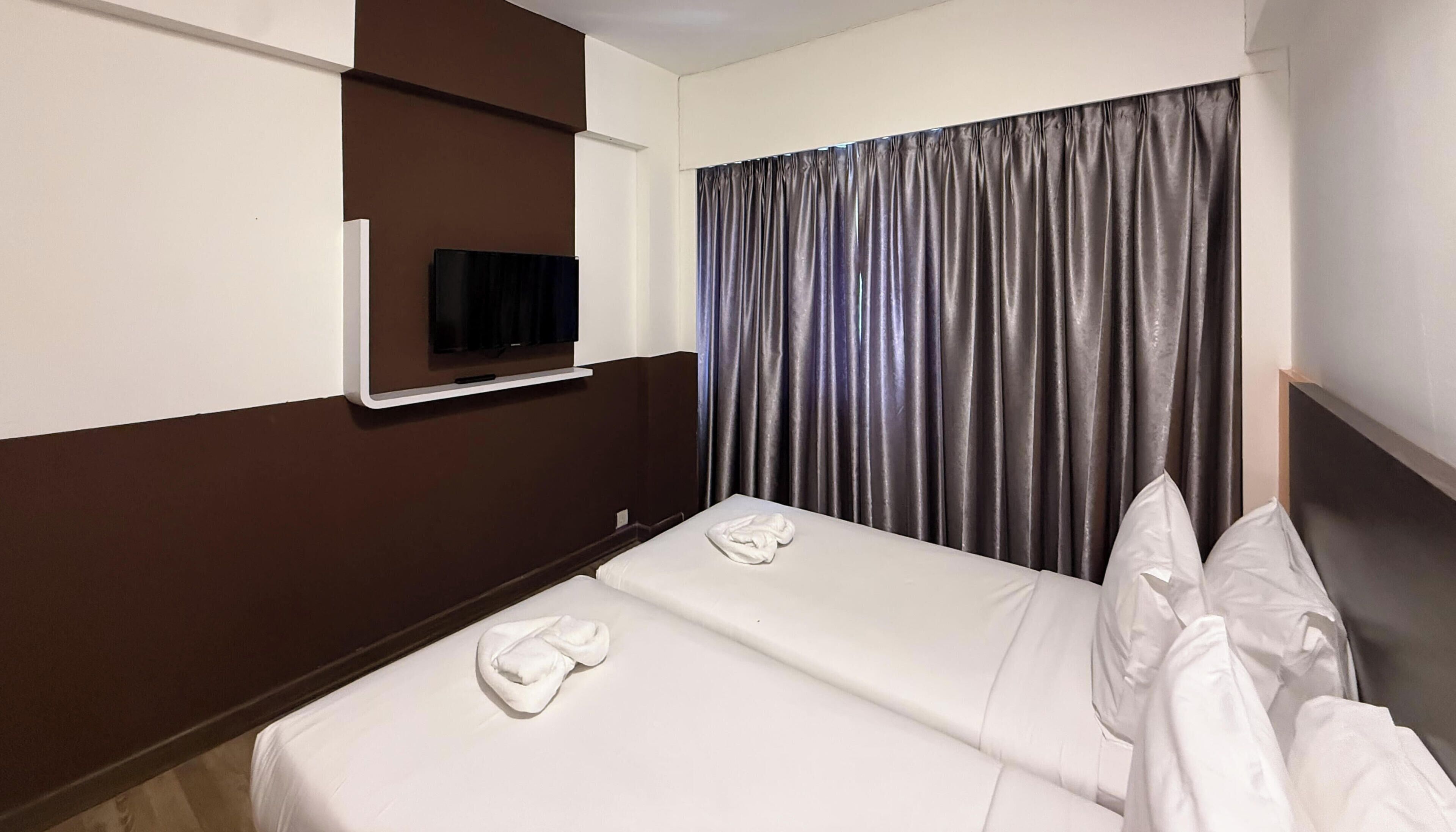 Deluxe Twin Room, Private Bathroom, City View | In-room safe, iron/ironing board, WiFi (free)