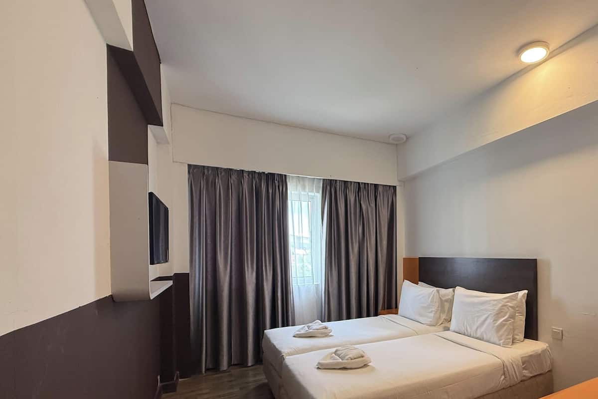 Quarto duplo luxo, banheiro privativo, vista para a cidade | Cofres nos quartos, ferros/tábuas de passar roupa, Wi-Fi de cortesia