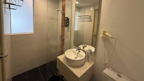 Deluxe Twin Room, Private Bathroom, City View | Bathroom