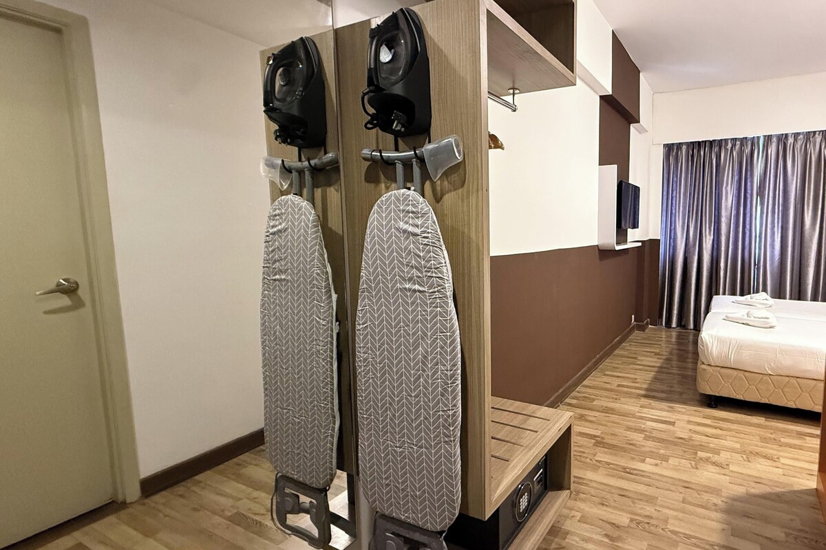 Habitación Deluxe con 2 camas individuales, baño privado, vistas a la ciudad | Caja fuerte, tabla de planchar con plancha, wifi gratis
