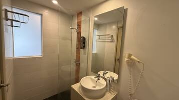 Tvåbäddsrum Deluxe - privat badrum - utsikt mot staden | Badrum