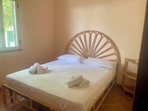 Tabla de planchar con plancha, wifi y ropa de cama 