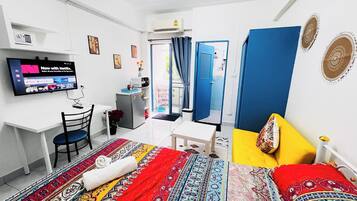 Iron/ironing board, internet, bed sheets
