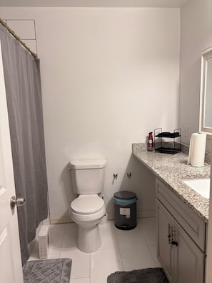 Haartrockner, Bidet, Handtücher, Seife