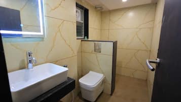 Buồng tắm vòi sen, khăn tắm, xà phòng, dầu gội