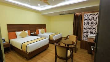 Phòng 2 giường đơn Club | Khu vực làm việc phù hợp cho laptop