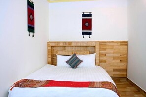 Habitació doble Deluxe, pati, vistes a la ciutat | Escriptori i wifi gratuïta 
