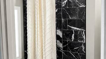 Sèche-cheveux, serviettes fournies, savon, papier toilette