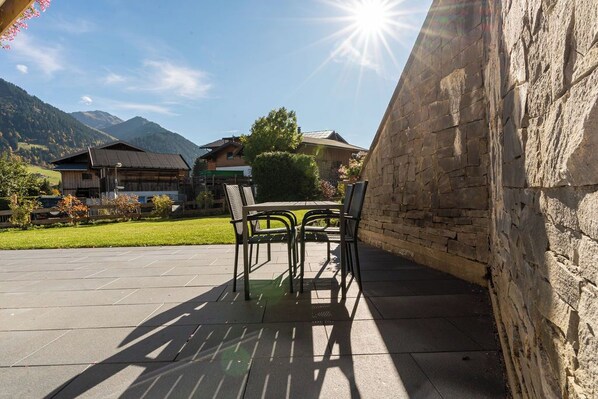 Outdoor dining - Exclusive adults-only two-room apartment with a large sun terrace (Riezlern)