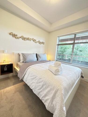 Spacious 2BR | Hot Tub & Sauna