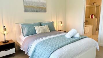 Tabla de planchar con plancha, wifi gratis y ropa de cama