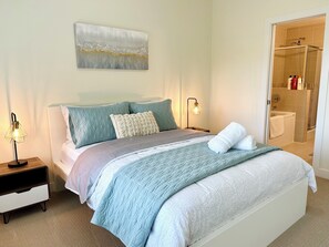 Tabla de planchar con plancha, wifi gratis y ropa de cama 