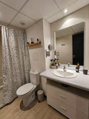 Haartrockner, Handtücher, Shampoo, Toilettenpapier