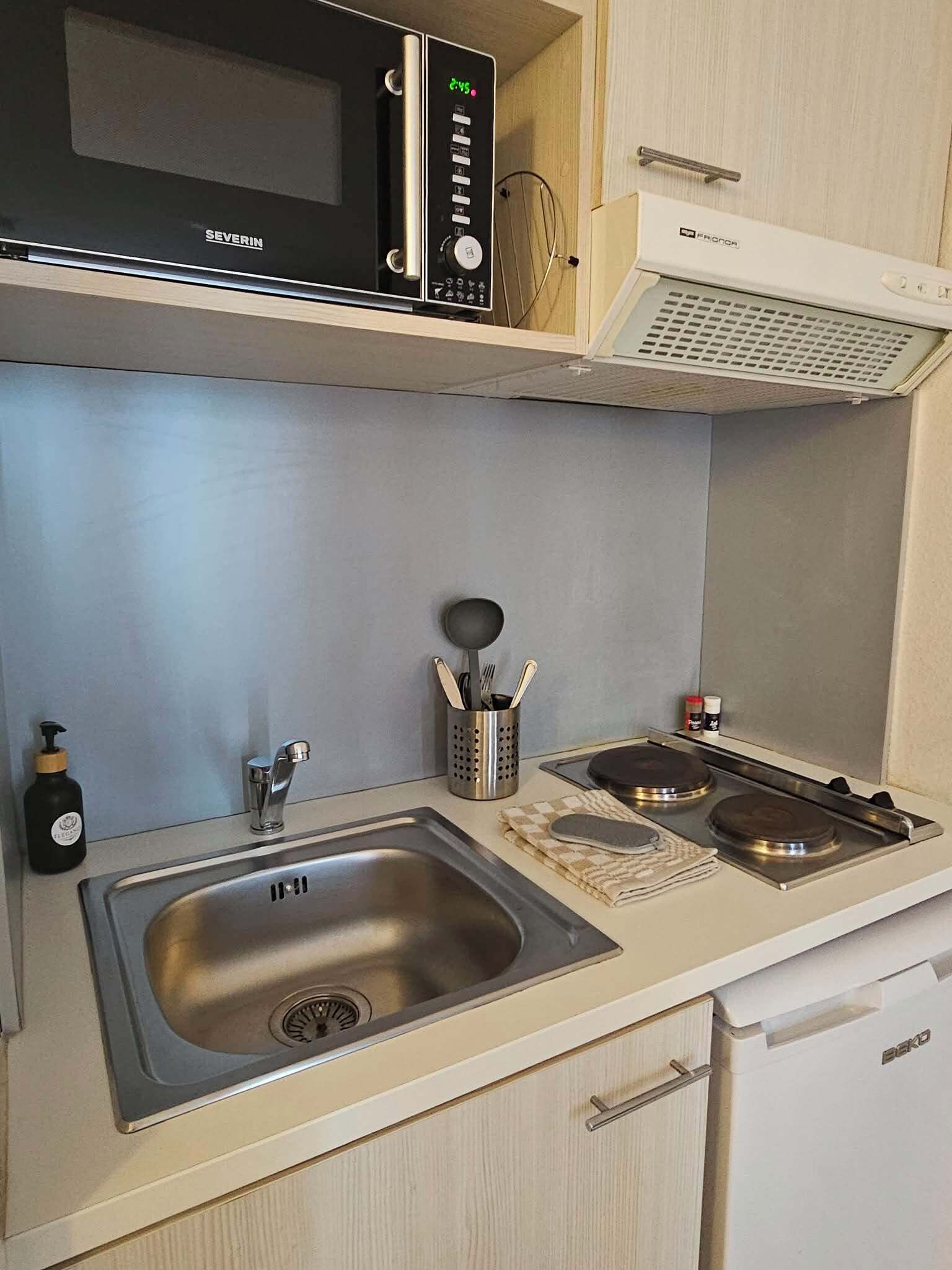 Een koffiezetapparaat/waterkoker, een koelkast, een microgolfoven