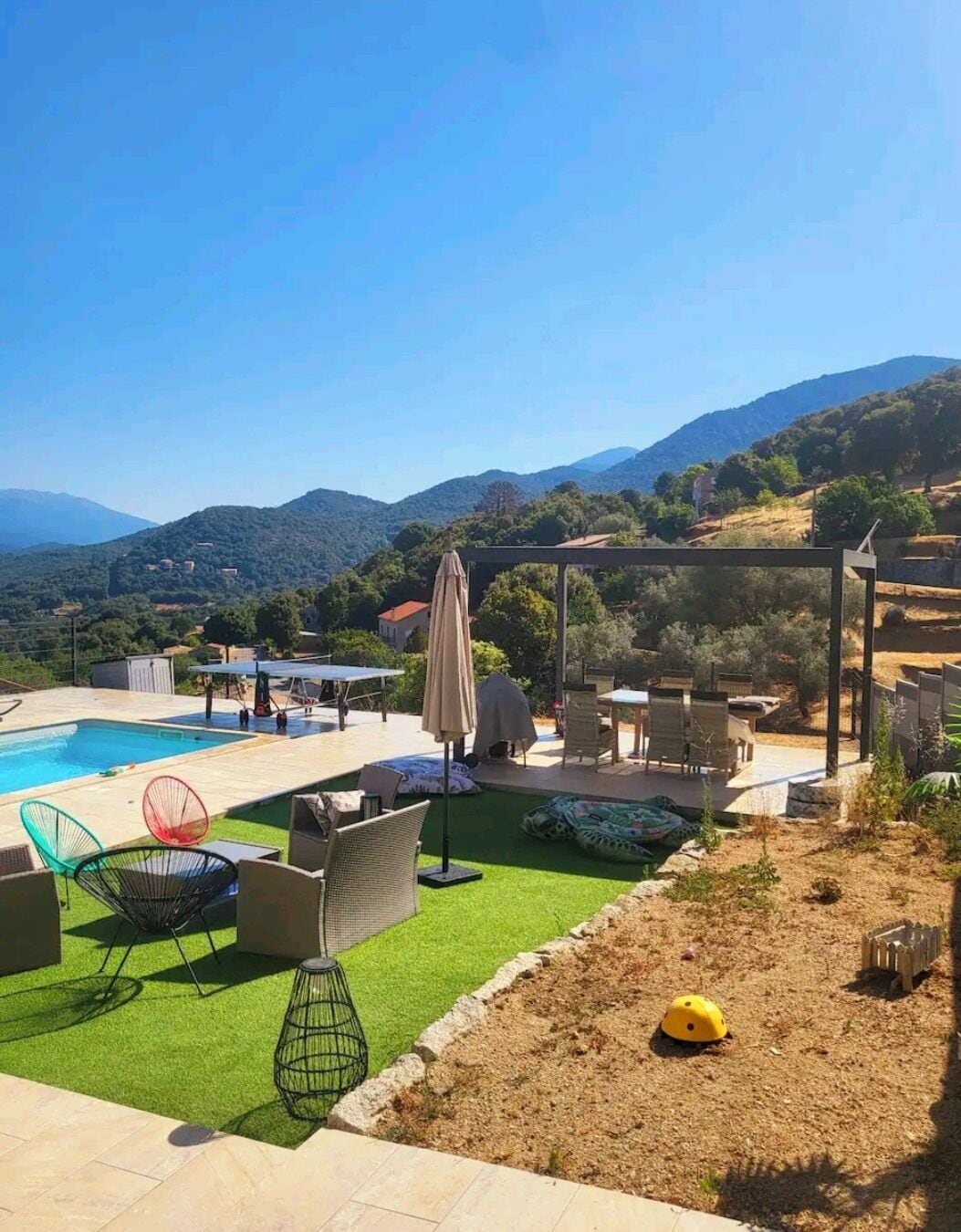Una piscina al aire libre, una piscina climatizada