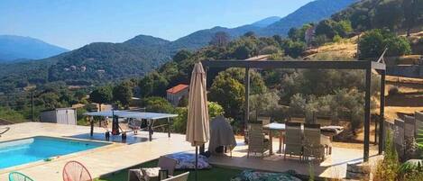 Una piscina al aire libre, una piscina climatizada
