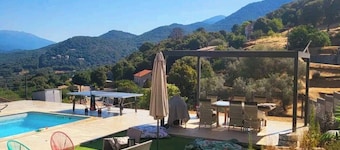 Village House with Heated Pool: Casa Santa