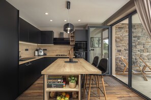 Wasserkocher mit Kaffee-/Teezubehör, Kühlschrank, Mikrowelle, Ofen
