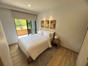 Condo tiện nghi đơn giản, bếp nhỏ, quang cảnh vườn | Bàn ủi/dụng cụ ủi quần áo, truy cập Internet không dây miễn phí 