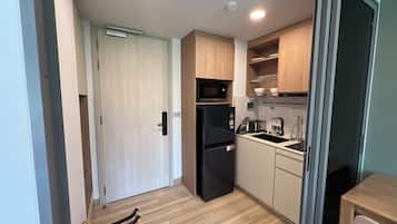 Comfort Condo, Kitchenette, Garden View | Private kitchen