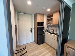 Condo tiện nghi đơn giản, bếp nhỏ, quang cảnh vườn | Bếp riêng