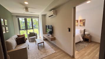 Comfort Condo, Kitchenette, Garden View | Living area