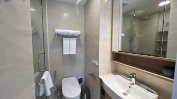 Comfort Condo, Kitchenette, Garden View | Bathroom
