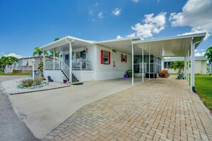 Exterior - Pool & Dock Access! Boater’s Base in Punta Gorda (Punta Gorda)