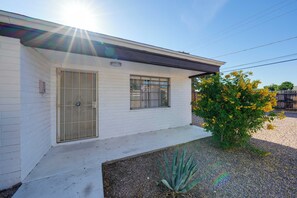 Property grounds - Duplex w/ Pet-Friendly Yard, 5 Mi to Dtwn Phoenix! (Phoenix)