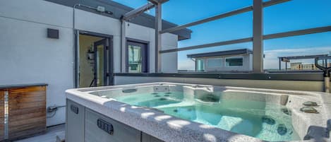 Outdoor spa tub