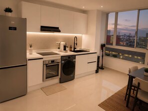 Refrigerador, microondas, horno y parrilla de estufa 