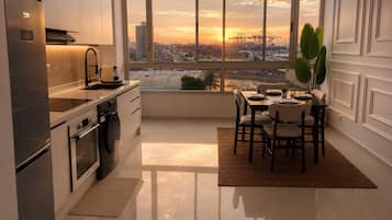Wasserkocher mit Kaffee-/Teezubehör, Kühlschrank, Mikrowelle, Ofen