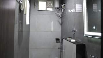 Family Suite, 1 Queen Bed, Non Smoking, Park View | Bathroom | Shower, towels, soap, shampoo