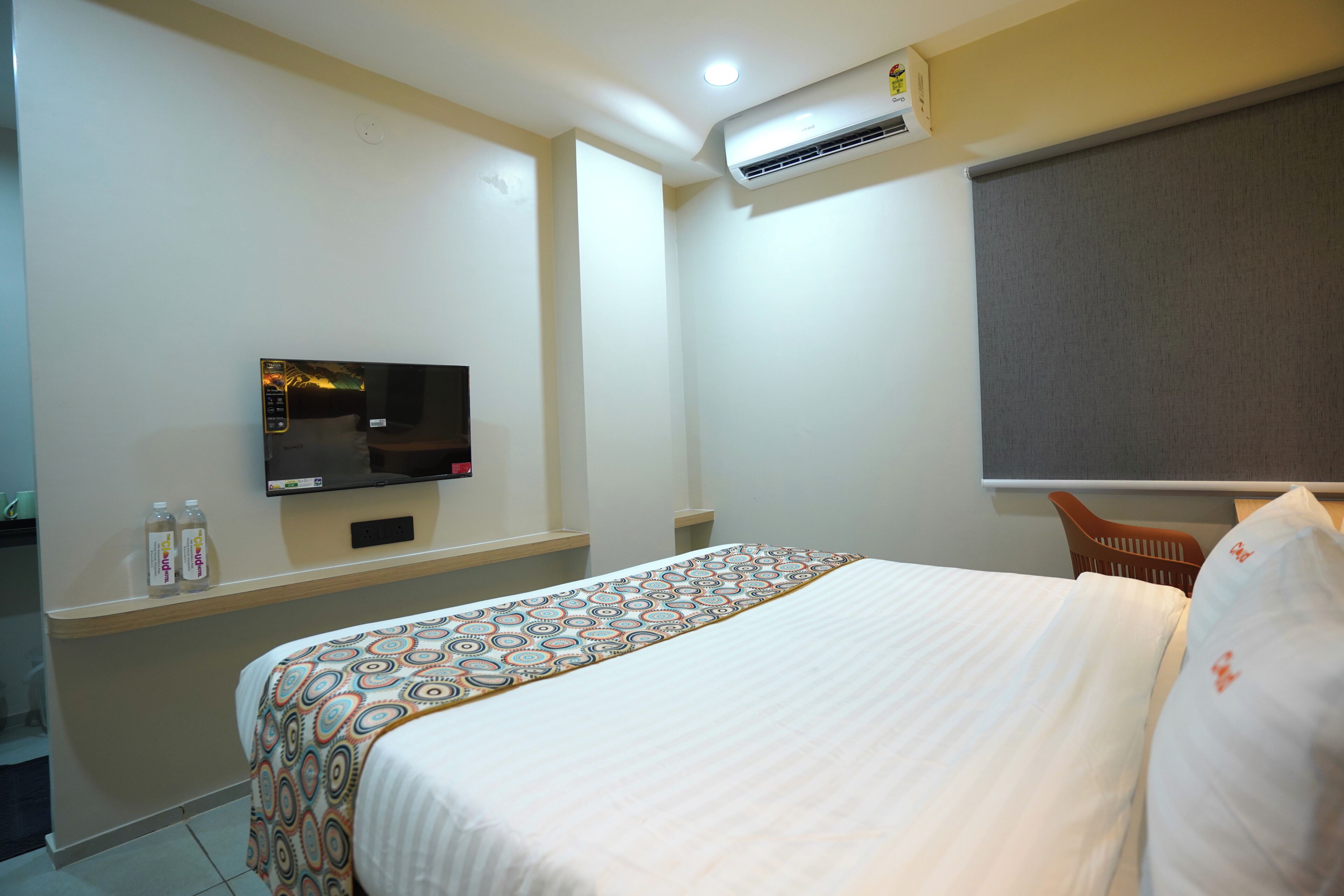 Desk, laptop workspace, free WiFi