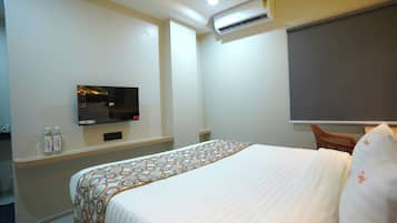Family Suite, 1 Queen Bed, Non Smoking, Park View | Desk, laptop workspace, free WiFi