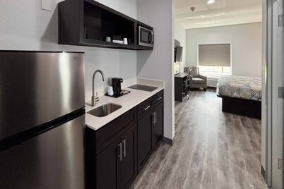1 King Bed|Non-Smoking, Kitchen