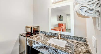 2 Queen Bed|Smoking|Rockdale TX