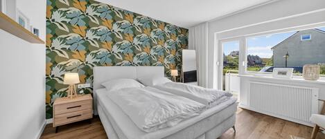 Tabla de planchar con plancha, wifi y ropa de cama