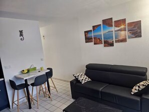 Living area - 200 meters from the beach: Air-conditioned apartment with a pool and parking (Sainte-Maxime)